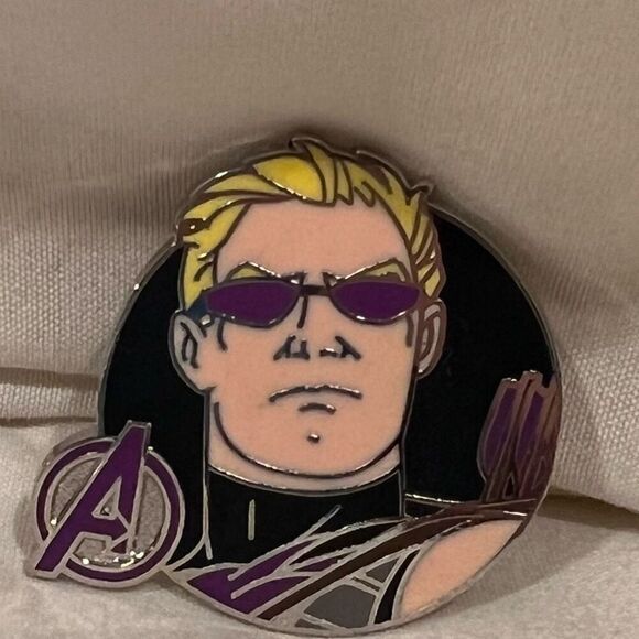 Disney Marvel Avengers Hawkeye Collectible Trading Pin EUC Superhero Pin - Picture 1 of 3